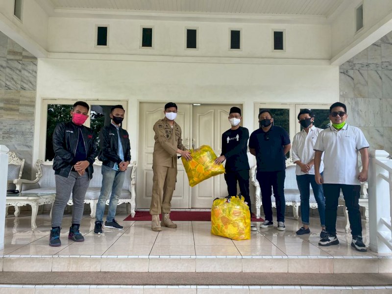 Dukung PSBB, Komunitas Anak Baik-Baik Serahkan Ribuan Masker ke Pemkab Gowa