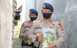 Anggota Brimob di Bone Bag-bagi Sembako dan Paket Berbuka Puasa ke Warga