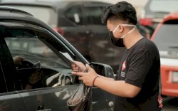 Lawan Covid-19, KFI Makassar Bagikan Masker Kain Gratis ke Warga