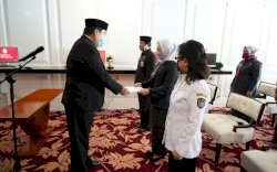 Sekprov Sulsel Kukuhkan Pejabat Administrator dan Pengawas Disdukcapil