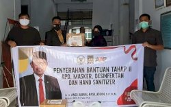 Andi Akmal Pasluddin Bagikan Bantuan APD ke RS Salewangang dan Baznas Maros