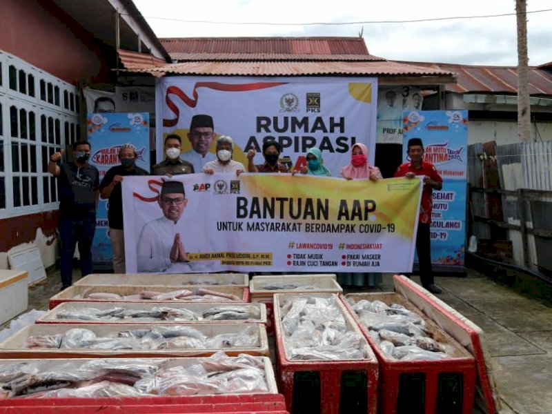 Andi Akmal Pasluddin Bagi 600 Paket Ikan Beku kepada Masyarakat Bone