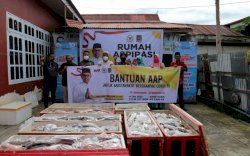 Andi Akmal Pasluddin Bagi 600 Paket Ikan Beku kepada Masyarakat Bone