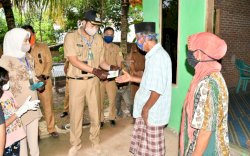 Perdana, Andi Seto Salurkan Bantuan Tunai Penanganan Covid-19 di Sinjai Selatan