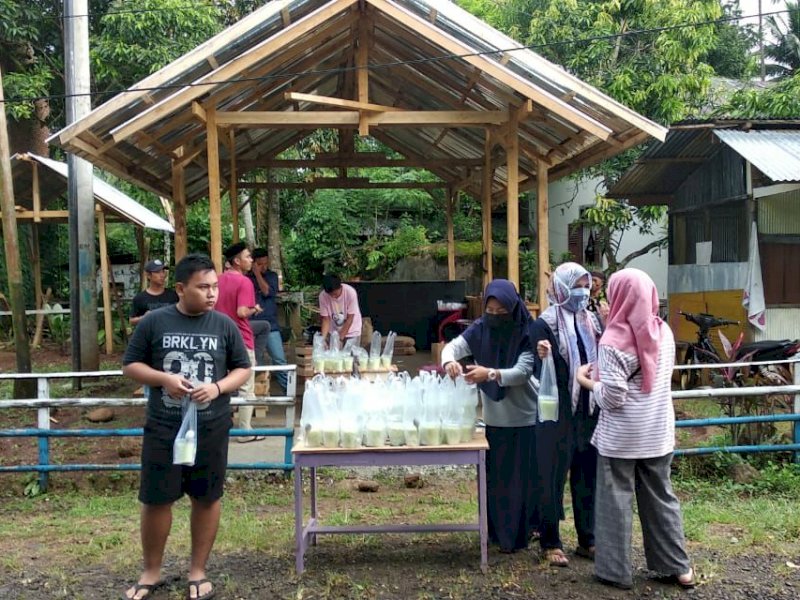 Rayakan Kelulusan, Pelajar SMAN 7 Sinjai Bagi-Bagi Takjil Jelang Buka