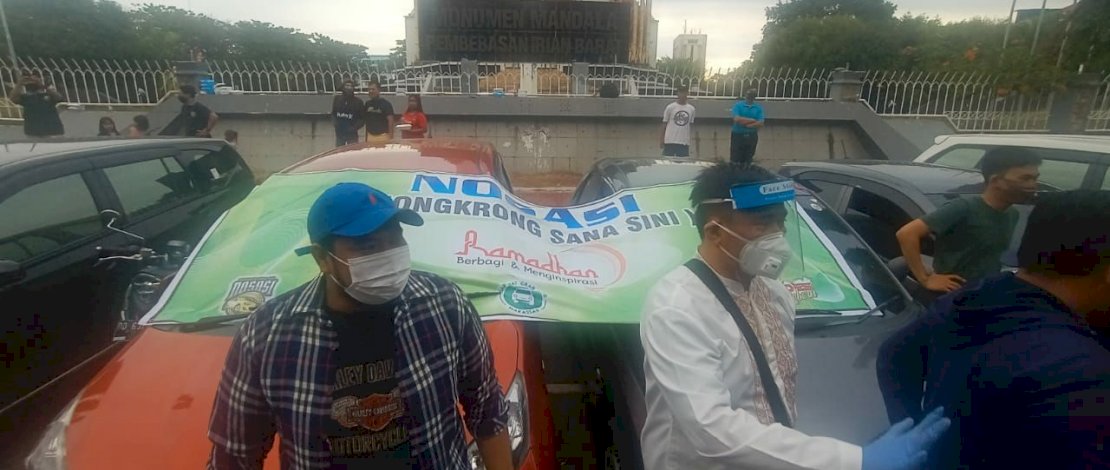 Anggota Nosasi berkumpul di depan Monumen Pembebasan Irian Barat, Jalan Jendral Sudirman.