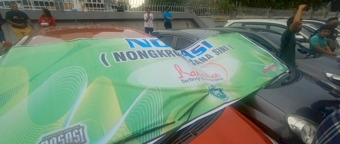 Anggota Nosasi berkumpul di depan Monumen Pembebasan Irian Barat, Jalan Jendral Sudirman.