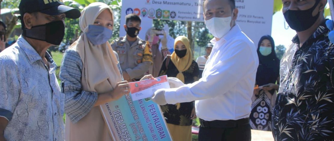 Penyerahan bantuan yang dilakukan Bupati Takalar Takalar.