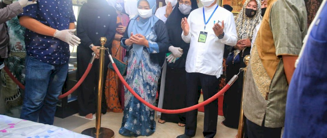 Pj Wali Kota Makassar Bersama Istri Melayat ke Rumah Duka Andi Muallim