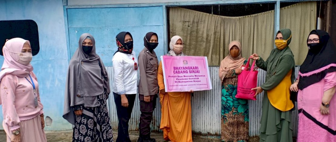Bhayangkari Cabang Sinjai Berbagi dengan Warga Pra Sejahterah Bhayangkari Cabang Sinjai Berbagi dengan Warga Pra Sejahterah