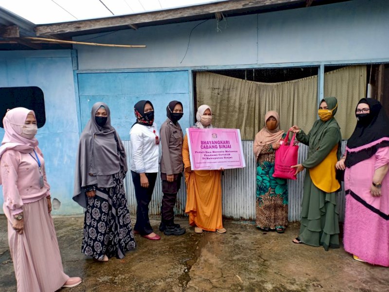 Bhayangkari Cabang Sinjai Berbagi dengan Warga Pra Sejahterah