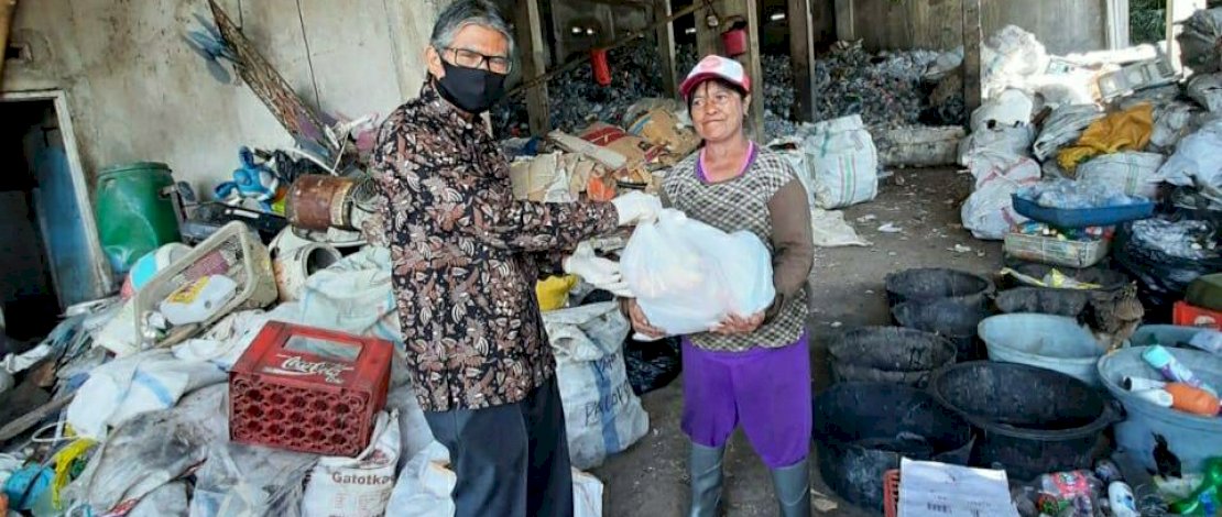 STIE Nobel Salurkan Paket Sembako ke Warga di TPA Antang