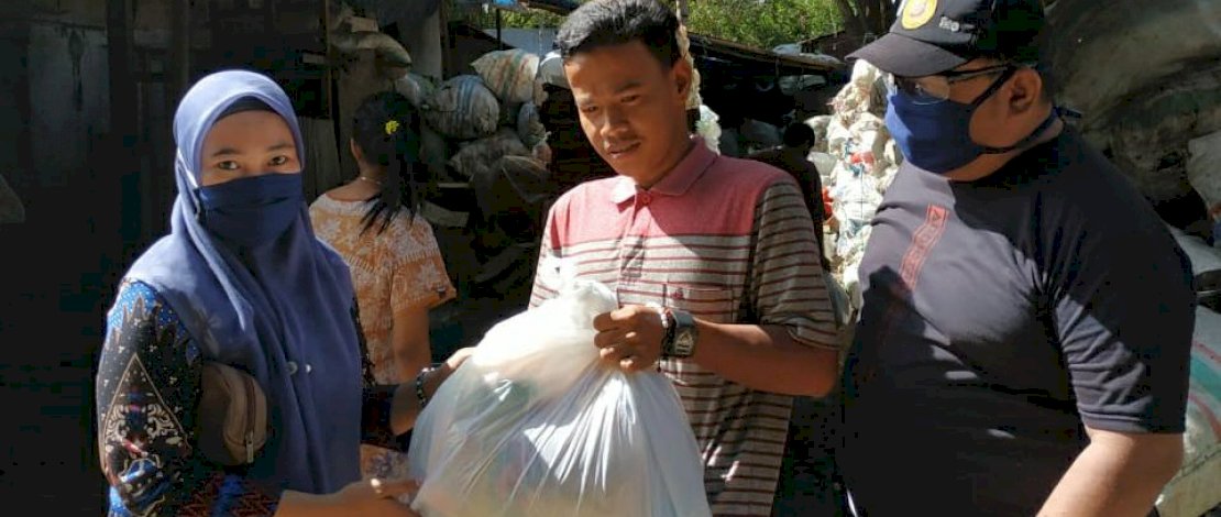 STIE Nobel Salurkan Paket Sembako ke Warga di TPA Antang