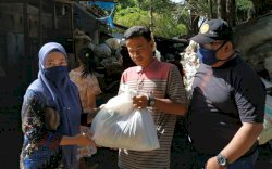 STIE Nobel Salurkan Paket Sembako ke Warga di TPA Antang