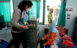 Ketua TP PKK Sumsel Serahkan Masker dan Alquran ke Panti Sosial Lansia