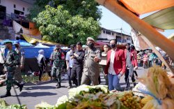 Kenakan Seragam Satpol PP, Wagub Sulsel Edukasi dan Bagi Masker di Pasar Terong