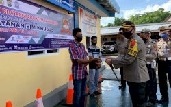Kapolres Sinjai Serahkan SIM Khusus Jelang Peringatan Hari Bhayangkara ke-74