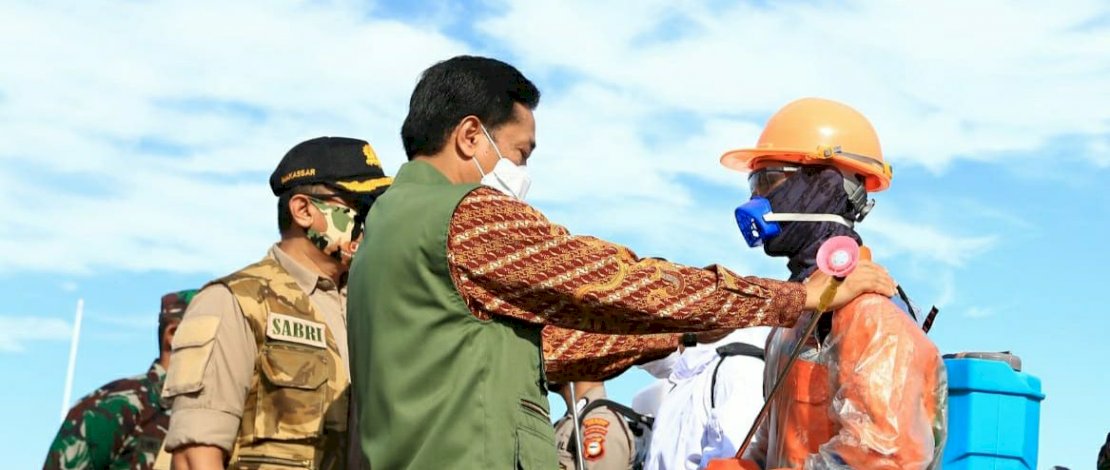 Pj Wali Kota Makassar Pimpin Apel Gabungan 3.000 Pasukan Disinfektan Massal
