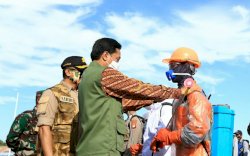 Pj Wali Kota Makassar Pimpin Apel Gabungan 3.000 Pasukan Disinfektan Massal