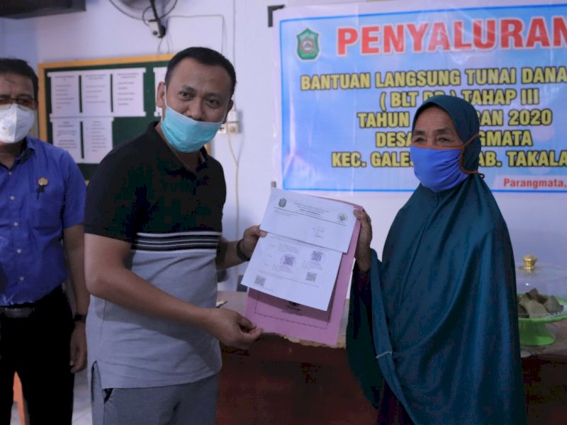 Bupati Takalar Serahkan Bantuan BLT DD di Desa Parangmata