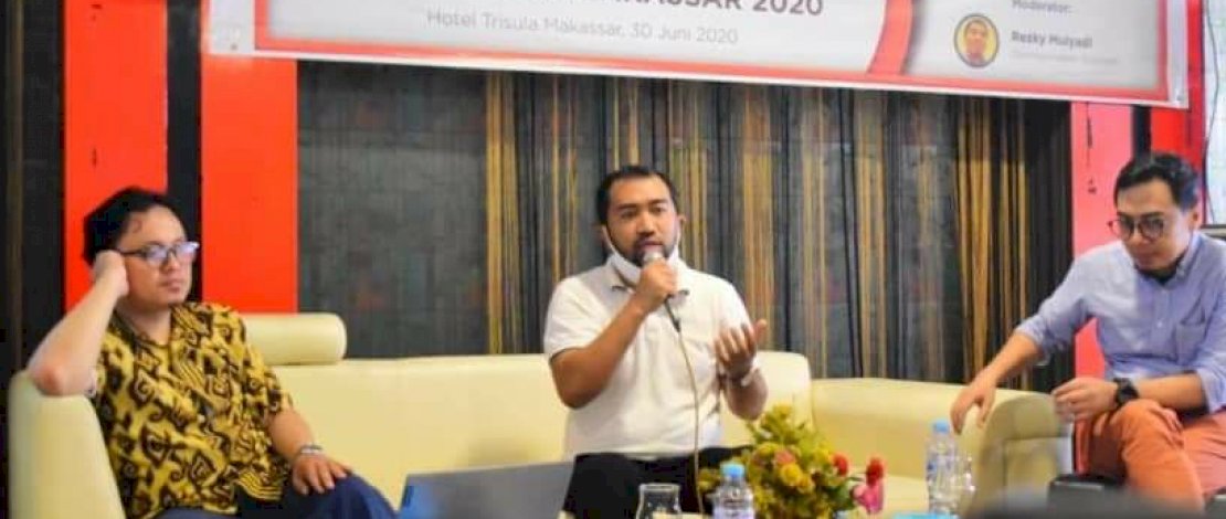 Asratillah Senge (baju batik) dan Luhur Andi Prianto (baju putih).