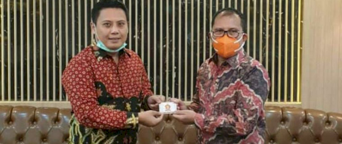 Danny Pomanto saat menerima KTA dari Ketua DPD Gerindra Sulsel. Danny Pomanto saat menerima KTA dari Ketua DPD Gerindra Sulsel.
