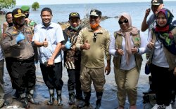 Bareng Wagub Sulsel, Wakil Bupati Takalar Tanam Pohon Mangrovee di Mappakasunggu