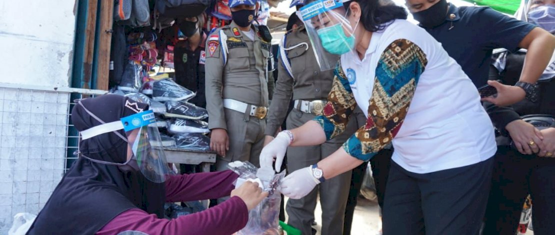 Cegah Covid-19, Ketua PKK Sumsel Intensifikan Pembagian APD ke Pedagang