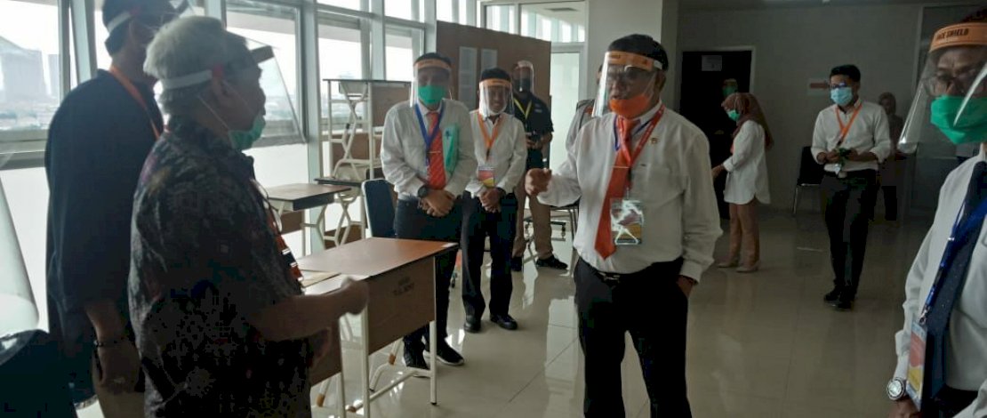 Rektor UNM, Prof. Husain Syam saat melakukan pemantauan. IST Rektor UNM, Prof. Husain Syam saat melakukan pemantauan. IST