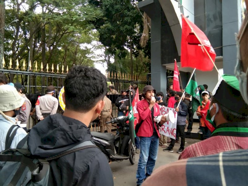 Mahasiswa Minta Gubernur Sulsel Hentikan Aksi Tambang Pasir