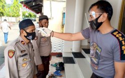 Pelaksanaan Salat Jumat di Masjid Polres Sinjai Ikuti Protokol Kesehatan