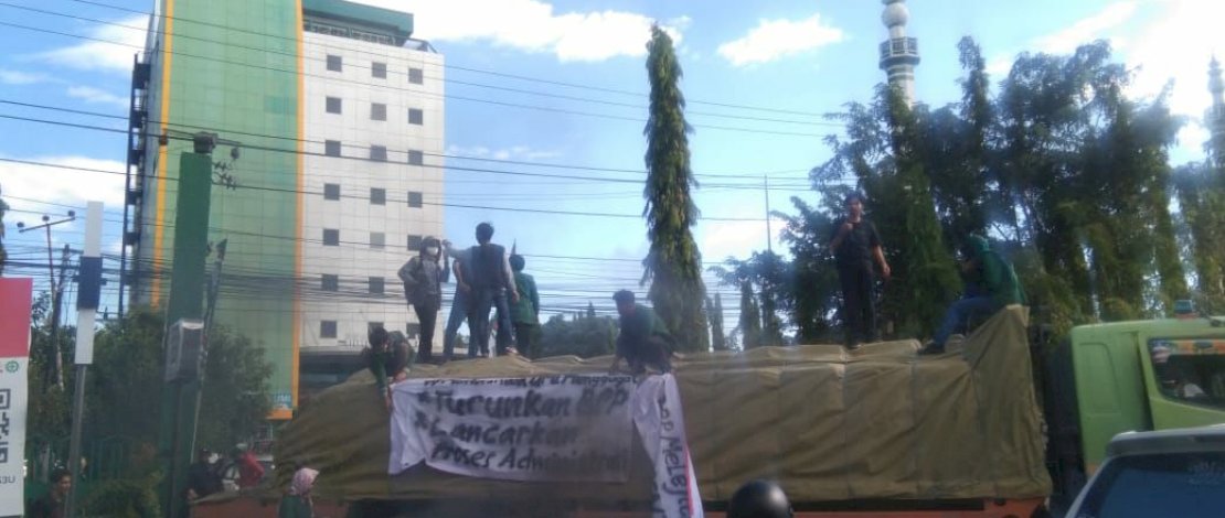 Minta Biaya Kuliah Diturunkan, Mahasiswa UMI Blokade Jalan Urip Sumoharjo