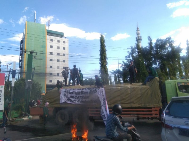 Minta Biaya Kuliah Diturunkan, Mahasiswa UMI Blokade Jalan Urip Sumoharjo