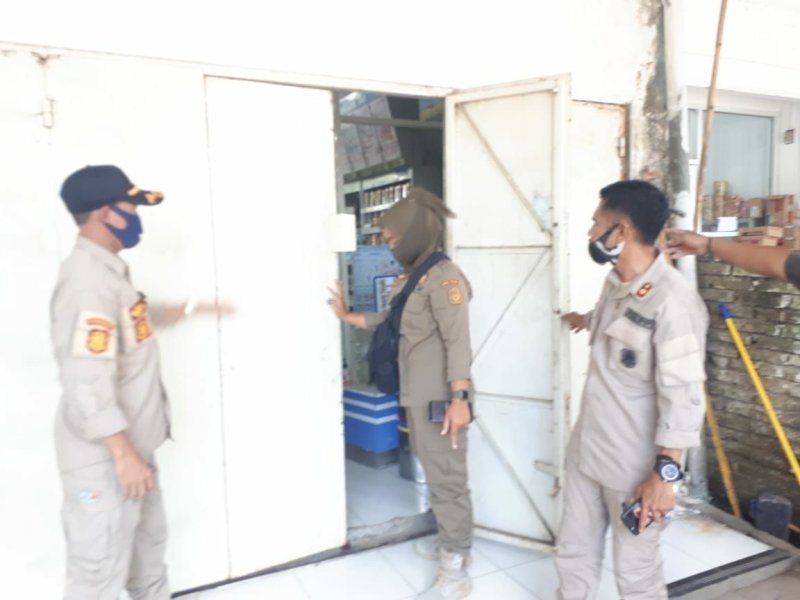 Tidak Berizin, Satpol PP Tutup Minimarket di Takalar