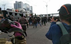 Demo Tolak Omnibus Law di Makassar Ricuh, Belasan Mahasiswa Diamankan