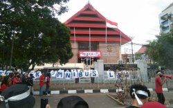 Sempat Ricuh, Demo Tolak Omnibus Law di Makassar kembali Berlanjut