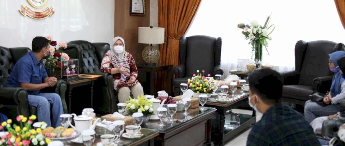 Peduli Anak Pulau Lanjukang, Ketua PKK Makassar Serahkan Buku Pelajaran 