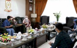 Peduli Anak Pulau Lanjukang, Ketua PKK Makassar Serahkan Buku Pelajaran 