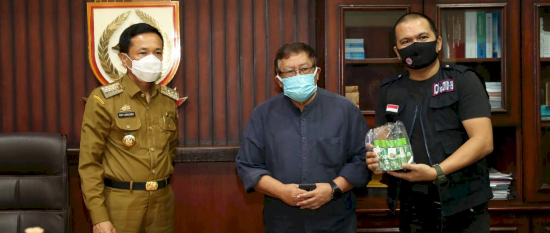 Satgas Covid-19 Unhas Serahkan 5.000 Botol Minyak Kayu Putih ke Pemkot Makassar