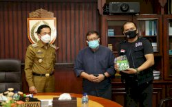 Satgas Covid-19 Unhas Serahkan 5.000 Botol Minyak Kayu Putih ke Pemkot Makassar