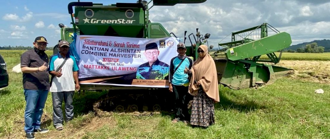 Andi Akmal Pasluddin Beri Bantuan Combine Harvester ke Petani di Bone