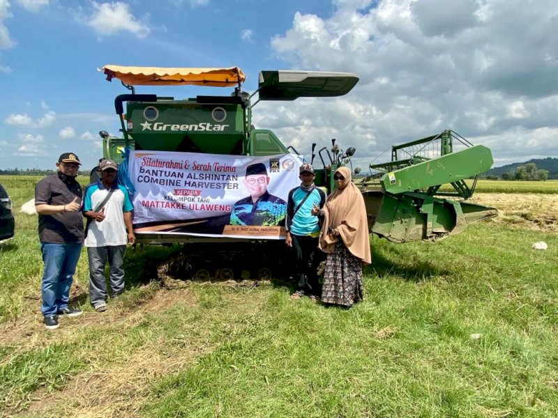 Andi Akmal Pasluddin Beri Bantuan Combine Harvester ke Petani di Bone