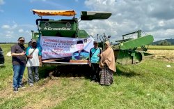 Andi Akmal Pasluddin Beri Bantuan Combine Harvester ke Petani di Bone