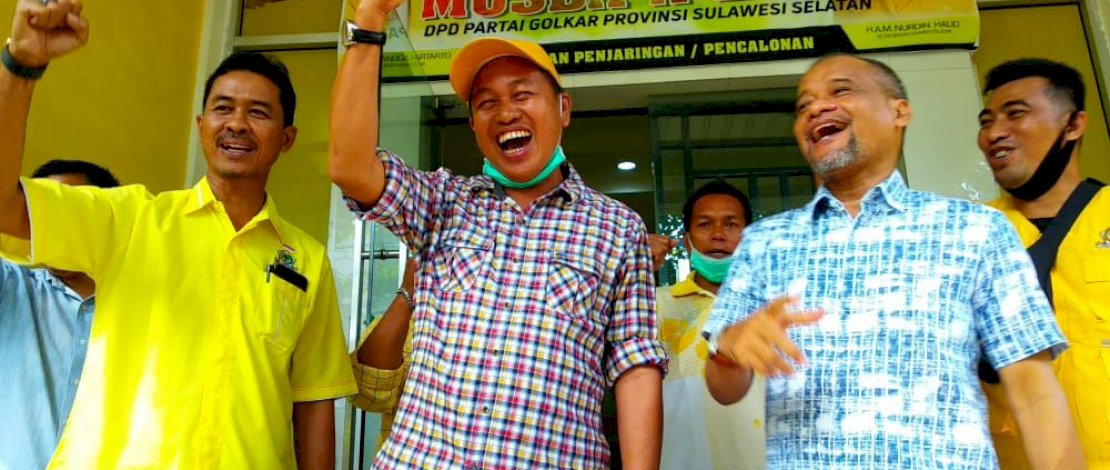 Syamsuddin A Hamid (tengah) didampingi Kadir Halid (kanan).