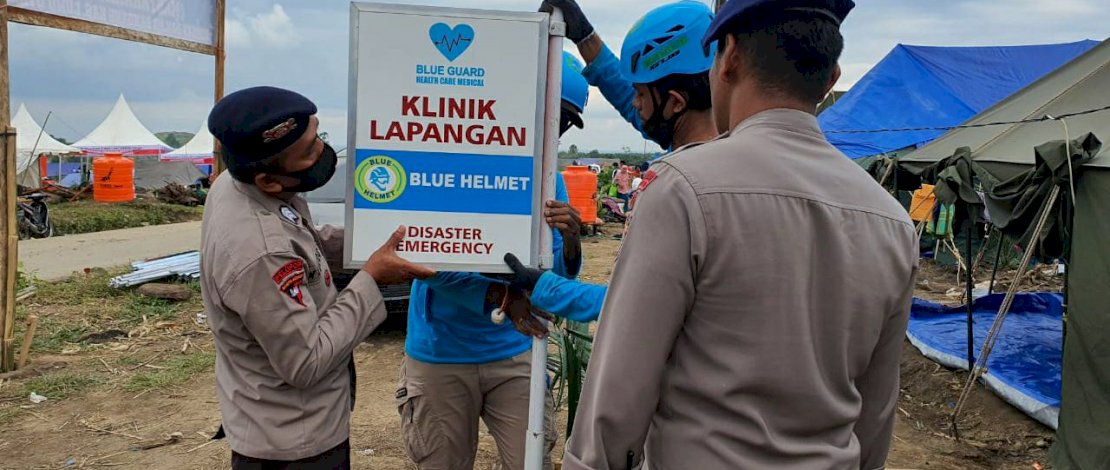 Relawan Blue Helmet bersama anggota Sat Brimob mendirikan klinik darurat. FOTO/IST.