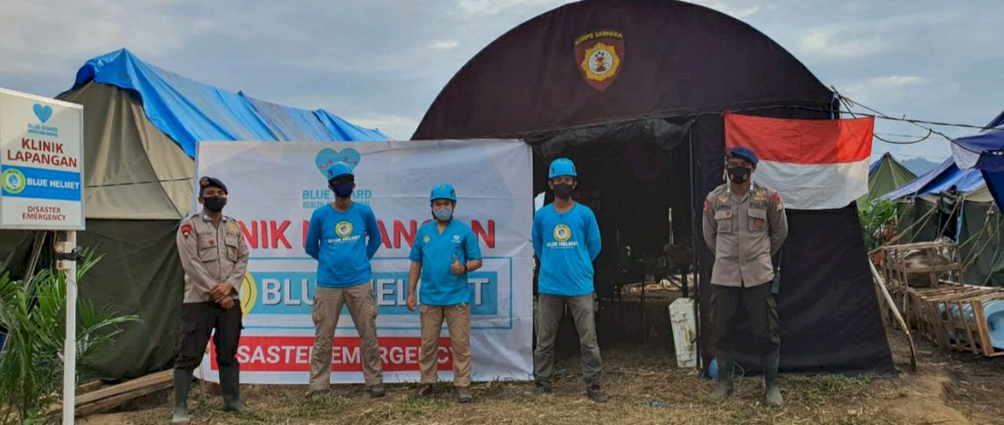 Relawan Blue Helmet bersama anggota Sat Brimob mendirikan klinik darurat. FOTO/IST.