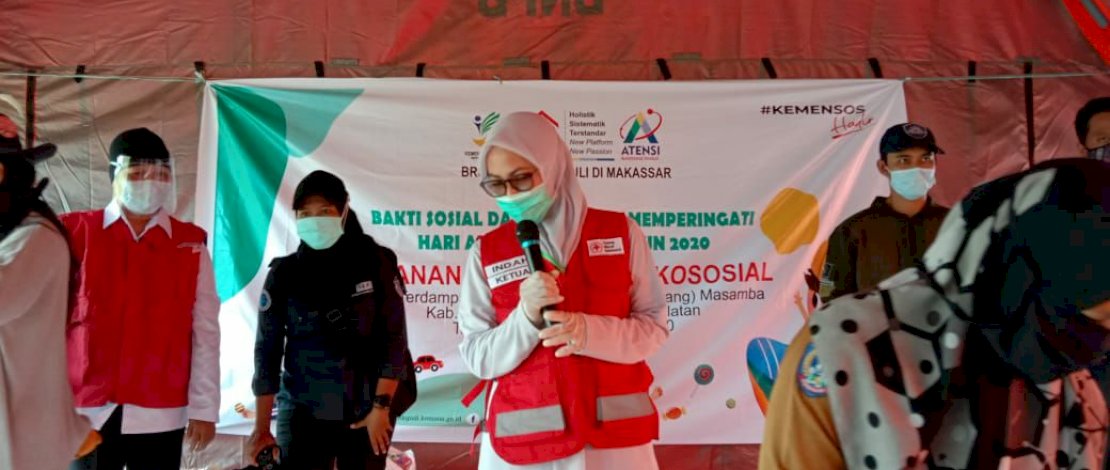 Bersama Bupati Lutra, Balai Rehsos Anak Makassar Salurkan Bantuan ke Anak Korban Banjir