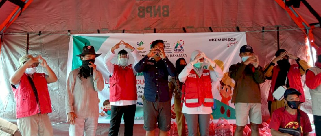 Bersama Bupati Lutra, Balai Rehsos Anak Makassar Salurkan Bantuan ke Anak Korban Banjir