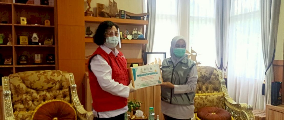 Bersama Bupati Lutra, Balai Rehsos Anak Makassar Salurkan Bantuan ke Anak Korban Banjir