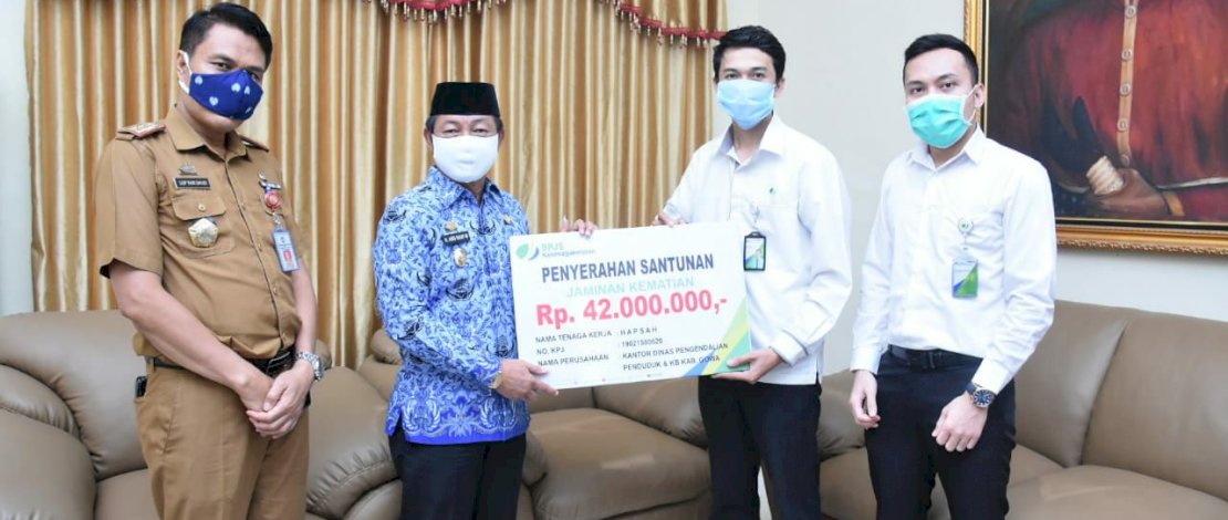 Wabup Gowa Serahkan Santunan Kematian Kepada Ahli Waris Kader PPKBD